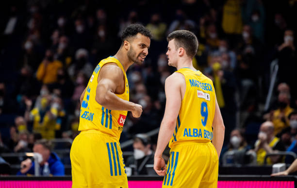 的身份稳居 的身份稳居